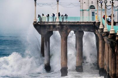 Tormenta azota norte de California con olas de hasta 18 metros de altura; hay una persona muerta