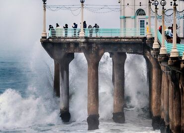 Tormenta azota norte de California con olas de hasta 18 metros de altura; hay una persona muerta