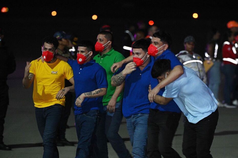 Los gobiernos de Estados Unidos y Venezuela intercambiaron prisioneros. En la imagen Migrantes venezolanos, presos en El Salvador, a su llegada anoche al Aeropuerto Internacional Simón Bolívar, en Venezuela. FOTO: FEDERICO PARRA. AFP