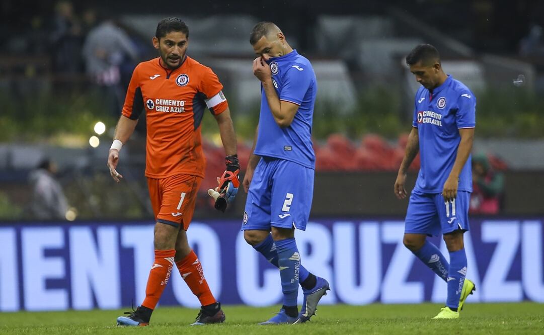 Jugadores de Cruz Azul ante Chivas en el estadio Azteca.  FOTO/IMAGO7