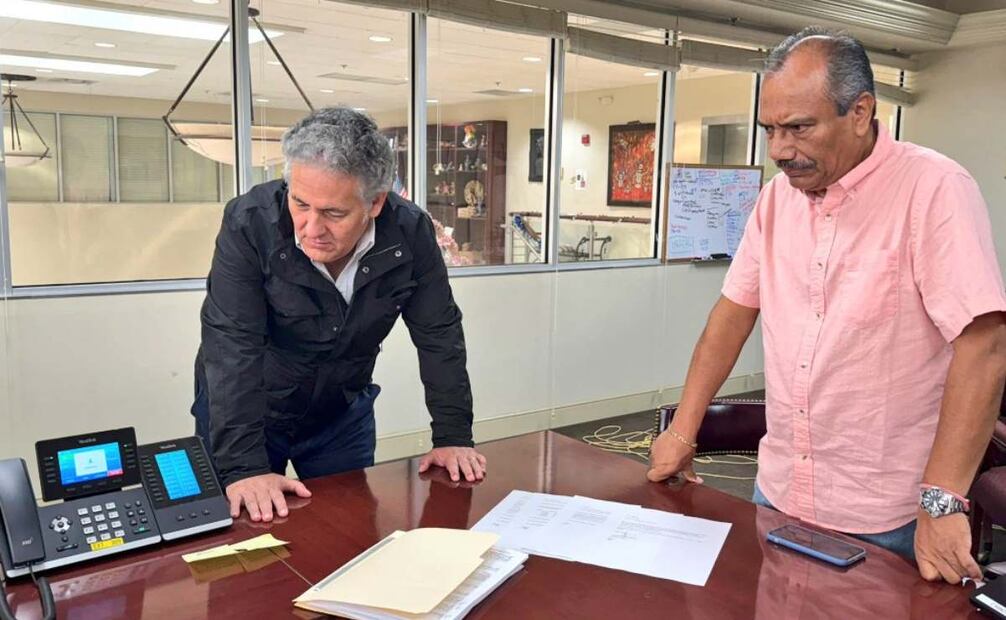 Martín González, padre de los jóvenes Carlos y Alejandro, recibe asesoría sobre la situación de sus hijos. Foto: Especial