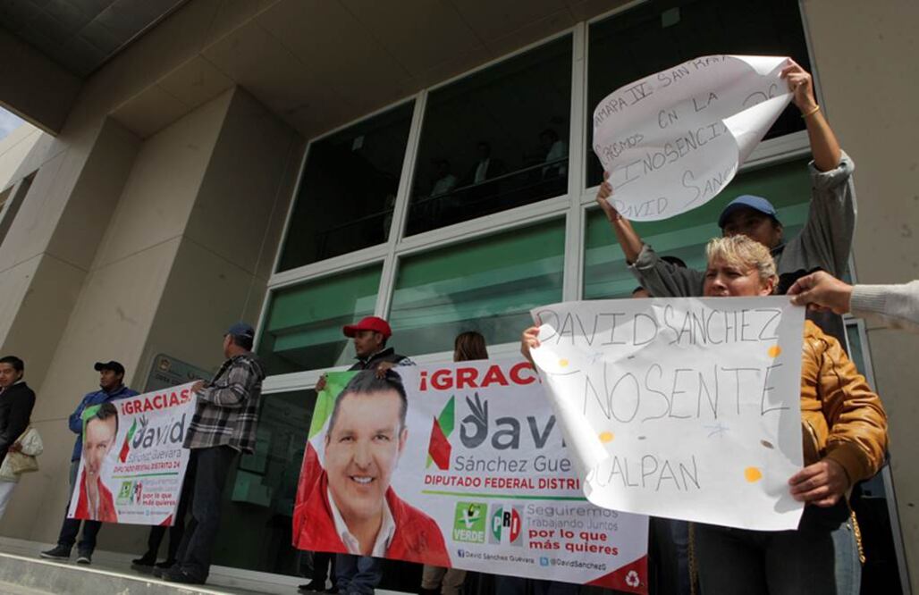 Familiares y simpatizantes del ex alcalde de Naucalpan, David Sánchez, acudieron a manifestarse a los juzgados de control y juicios orales en Toluca. Foto: Jorge Alvarado/EL UNIVERSAL