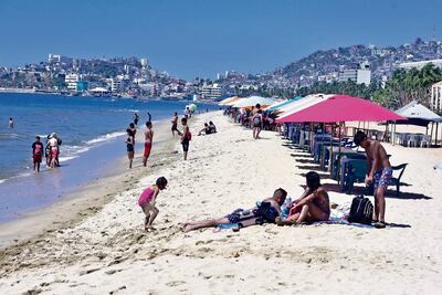 Rescatan a 9 turistas tras ser arrastrados por fuertes corrientes en playas de Sinaloa