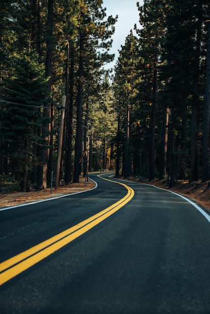 Esto quiere decir cada tipo de línea pintada sobre la carretera.
Foto: Unsplash