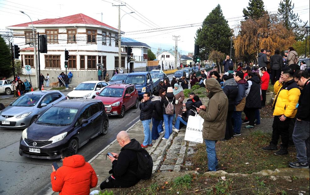 La gente sale a las calles en Punta Arenas, Chile, el 2 de mayo de 2025, tras un fuerte terremoto de magnitud 7.5 que azotó el sur de Chile. El Servicio Geológico de Estados Unidos (USGS) indicó que el sismo se produjo en el Pasaje de Drake a una profundidad de 10 kilómetros. Foto: AFP