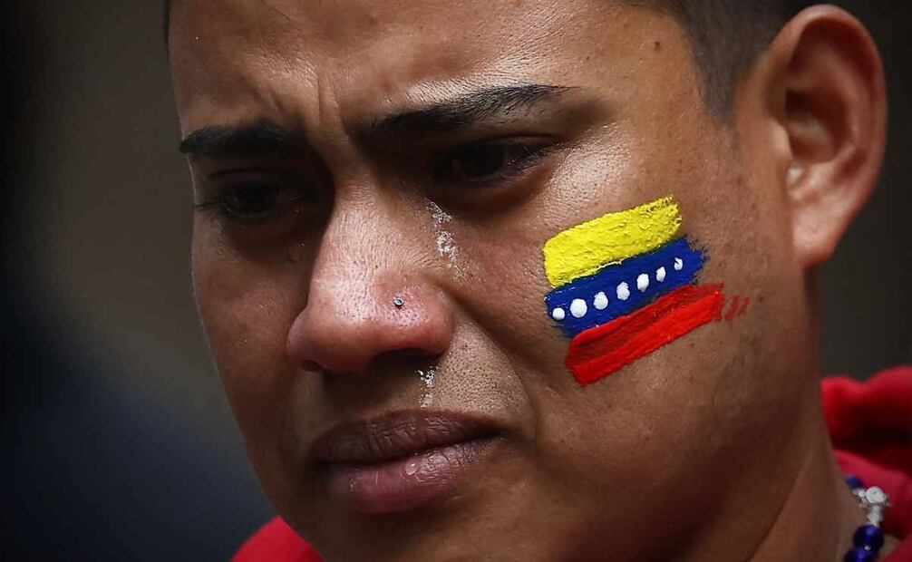 Venezolanos se reúnen en la Embajada de Venezuela en México esta tarde. Foto: Berenice Fregoso/EL UNIVERSAL