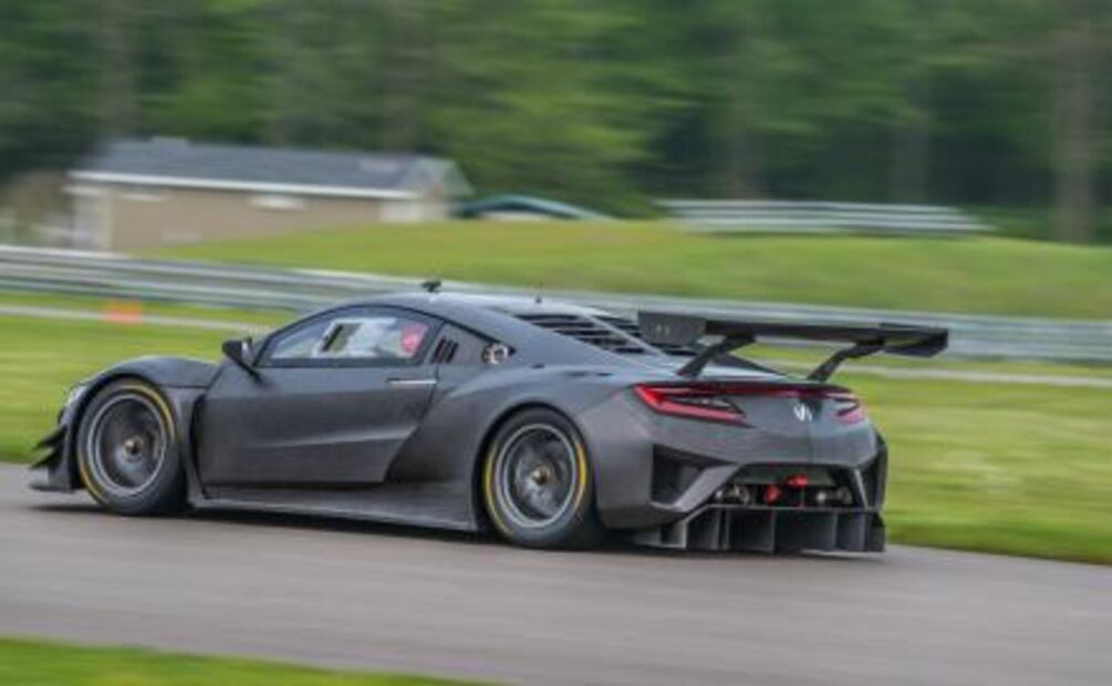Por esto es que este Acura NSX GT3 vale lo de 60 Nissan Versa 