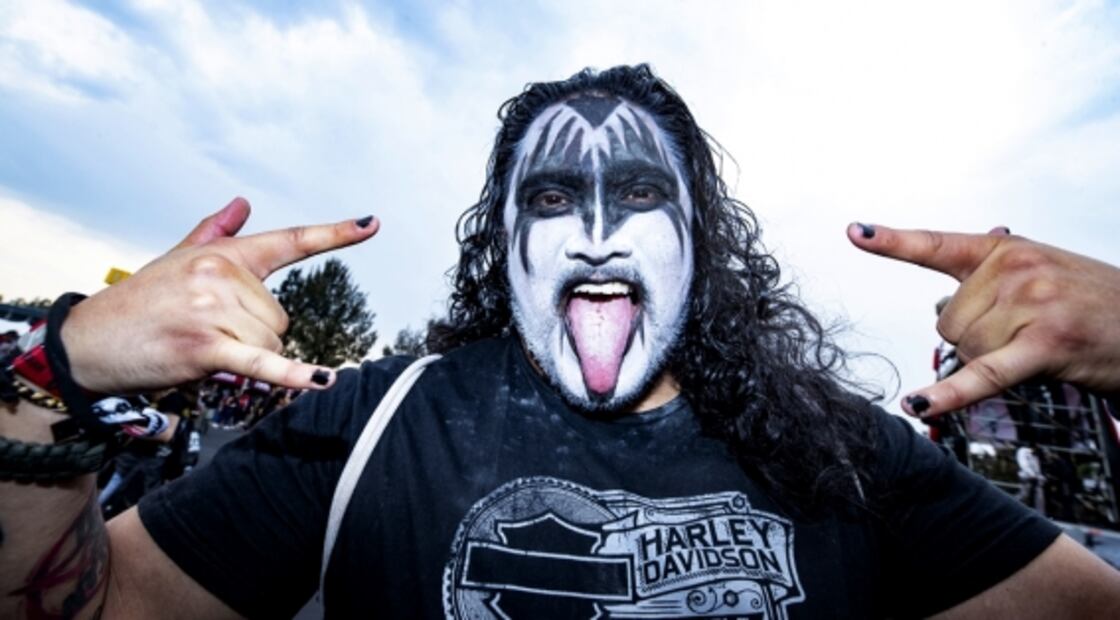 Glam, cerveza y maquillaje de Kiss inundan el Domination
