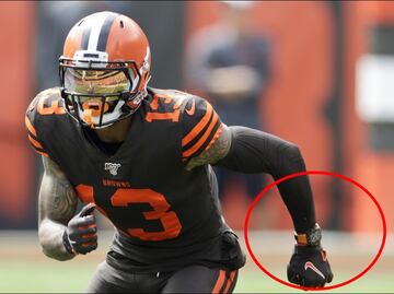 Receptor de los Browns juega con un reloj de más de 6 millones de pesos