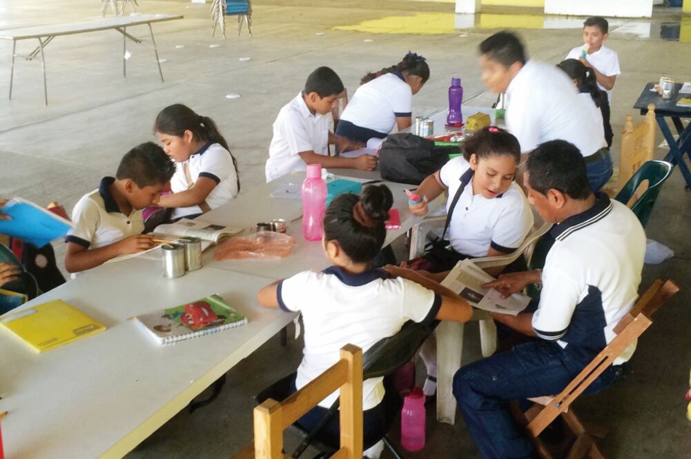 José Luis es otro profesor que se opuso al paro laboral de la Sección 22, por lo que recibe el respaldo de los padres de familia (ROSELIA CHACA. EL UNIVERSAL)