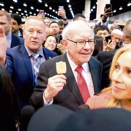 Warren Buffett inicia asamblea de Berkshire Hathaway