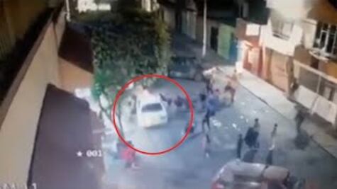 Captan en video a taxista que arrolla a morelianos en una posada