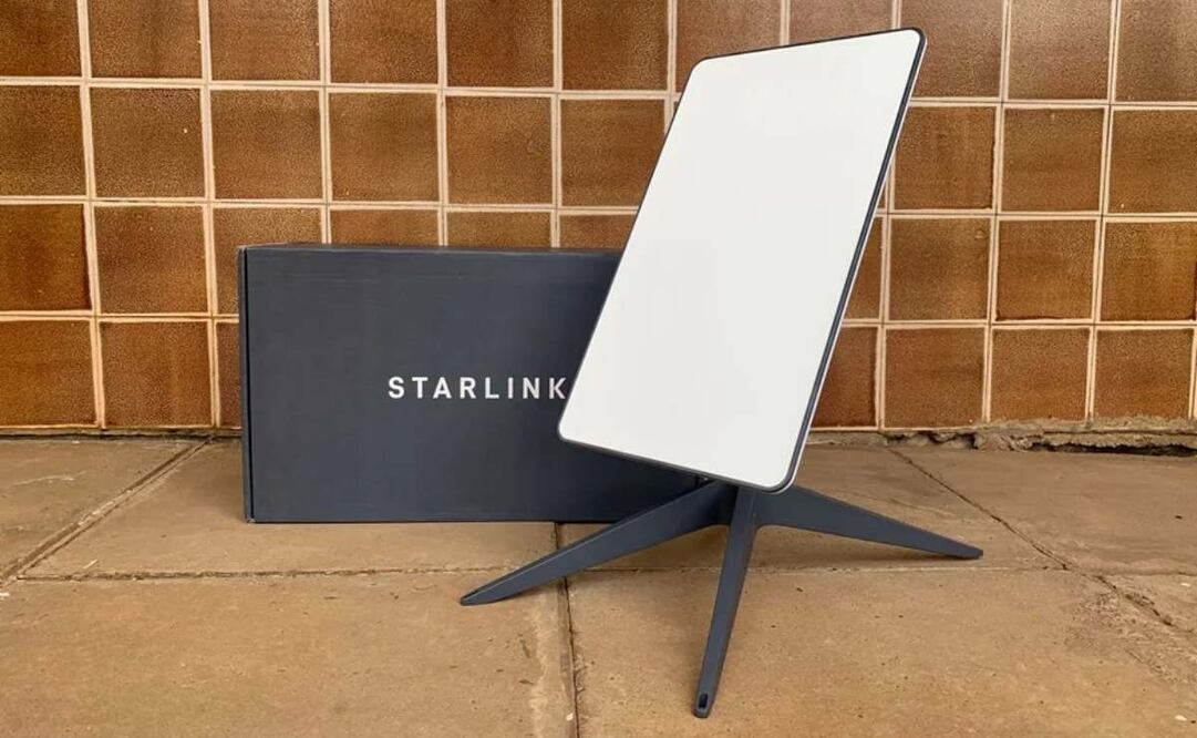 Imagen de archivo de la caja de envío y la antena parabólica de uno de los kits de la empresa de servicio a internet satelital de Elon Musk, Starlink. Foto: EFE