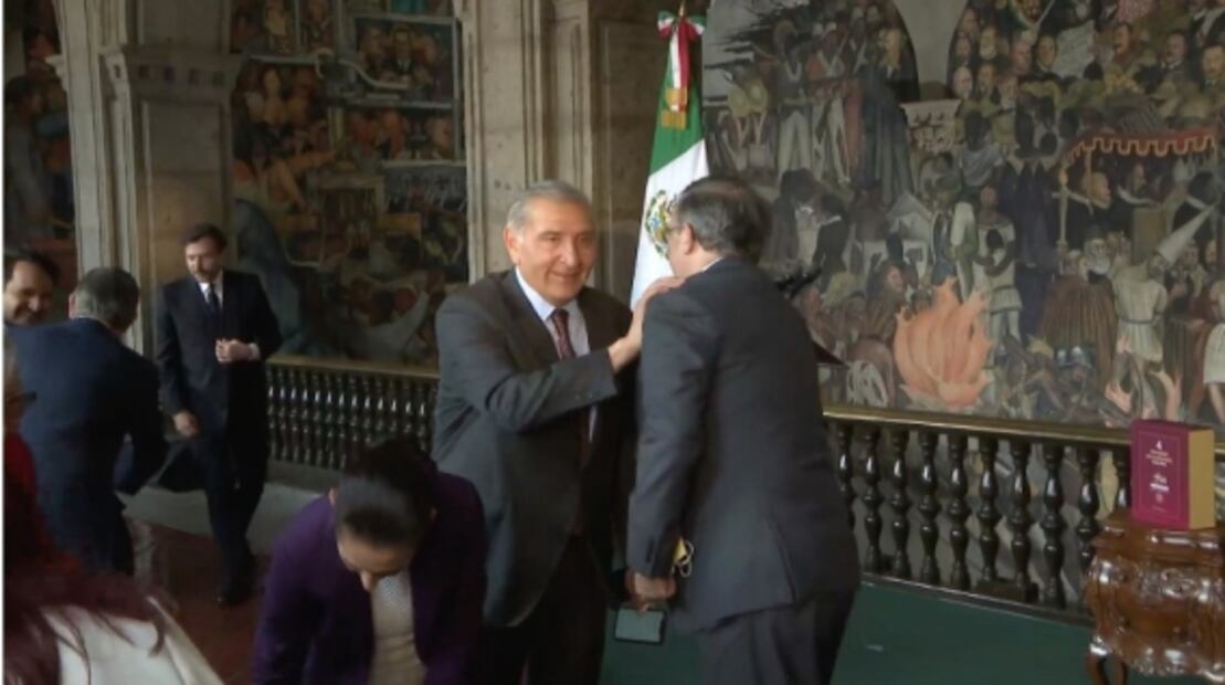 De beso y palmadita: así se saludan las "corcholatas" desde primera fila para Informe de AMLO
