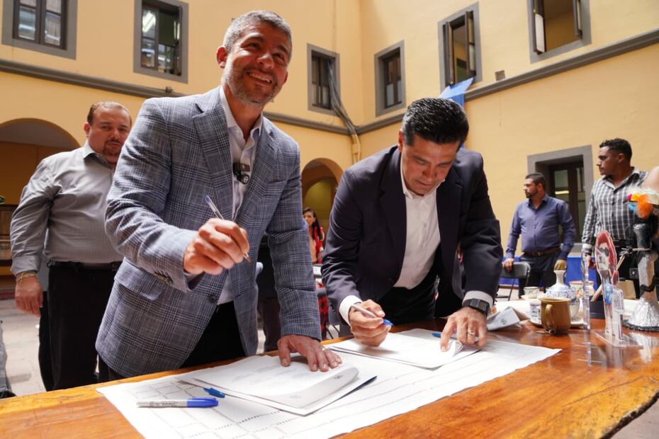 El alcalde de Miguel Hidalgo, Mauricio Tabe y el Presidente Municipal de Aguascalientes, Leonardo Montañez Castro, suscribieron dicho convenio. (Foto: especial)