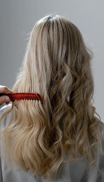 Cómo lavarte el pelo correctamente y mucho mejor que en el salón
