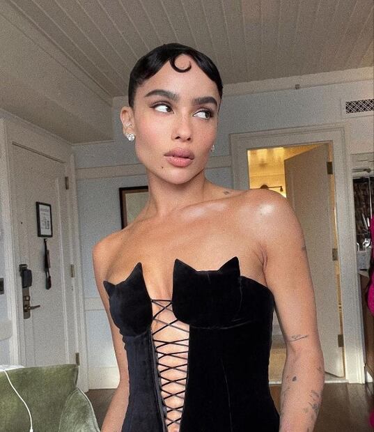 3 looks con los que Zoë Kravitz inmortalizó el estilo de Gatúbela