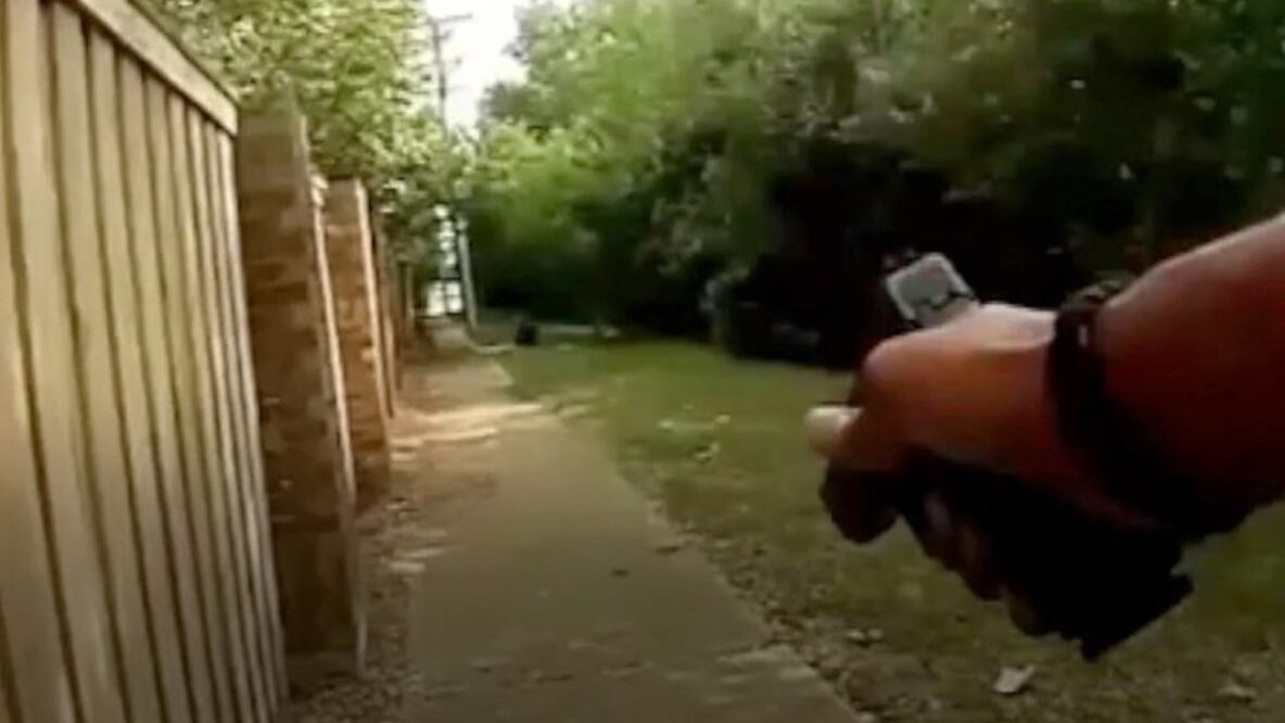 El incidente fue grabado por la cámara que llevaba el policía en el cuerpo. Foto: Cortesía