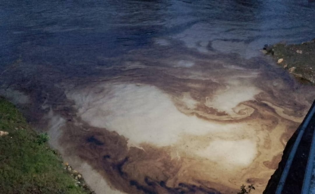Derrame de hidrocarburo afecta al río Cazones; suspenden bombeo de agua en Poza Rica, Veracruz.
Foto: Especial.