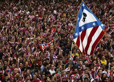 Atlético de Madrid regresa a su escudo anterior gracias a su afición