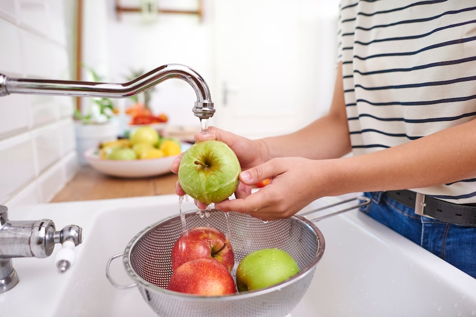 Lavar bien las frutas antes de preparar jugo fresco reduce el riesgo de contaminación. Foto: Freepik