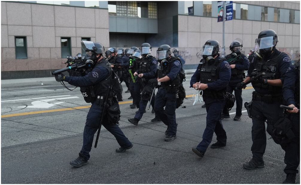 Oficiales del Departamento de Policía de Los Ángeles se movilizan para dispersar una protesta, después de que autoridades federales de inmigración realizaron un operativo en la ciudad, el viernes 6 de junio de 2025. Foto: AP