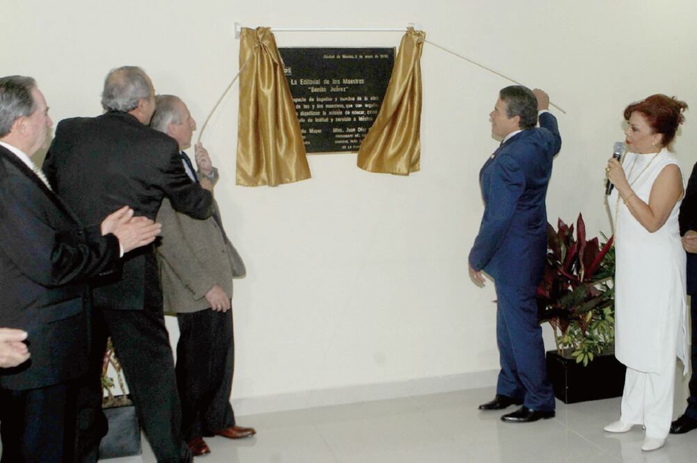 Juan Díaz de la Torre, dirigente del SNTE, develó la placa de la Editorial Benito Juárez de los maestros donde habló de las negociaciones salariales (FERNANDO RAMÍREZ. EL UNIVERSAL)