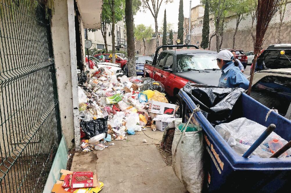 La basura se acumula en diversas zonas de Naucalpan por la falta de acuerdos entre autoridades municipales y sindicalizados (ARCHIVO EL UNIVERSAL)