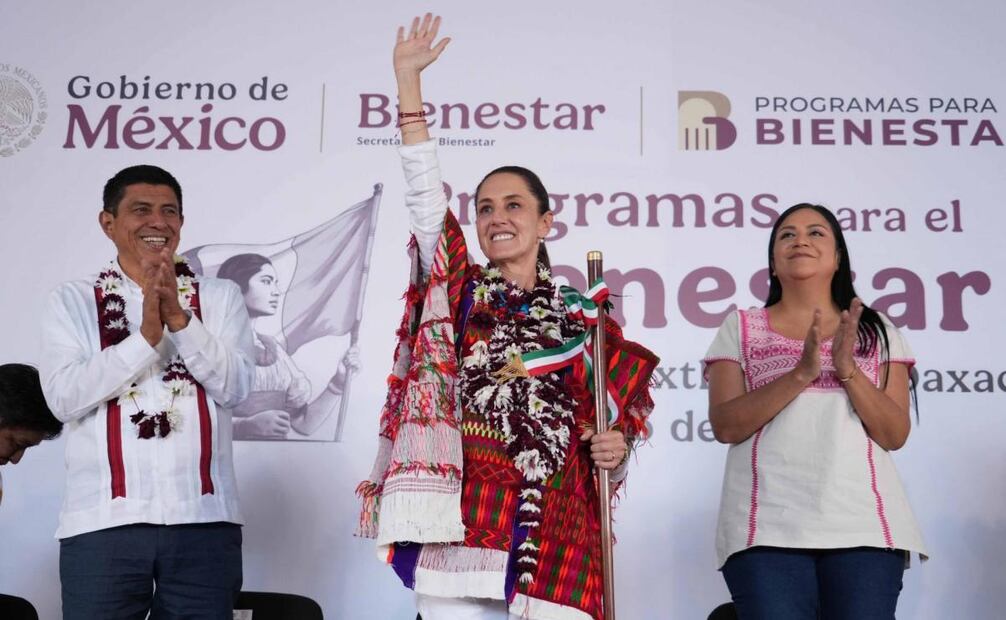Claudia Sheinbaum durante la asamblea de Programas para el Bienestar realizada en Santiago Juxtlahuaca, Oaxaca. La acompañan: Salomón Jara, gobernador, y Ariadna Montiel, secretaria del Bienestar, el pasado 25 de enero de 2025. Foto: Presidencia