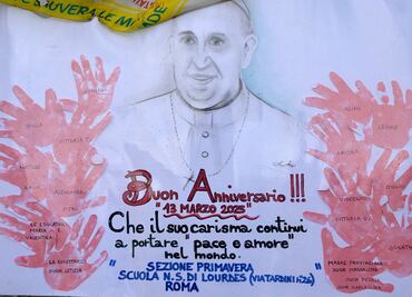 Papa Francisco celebra 12 años de papado con un pastel en el hospital; lleva casi un mes internado por problemas respiratorios