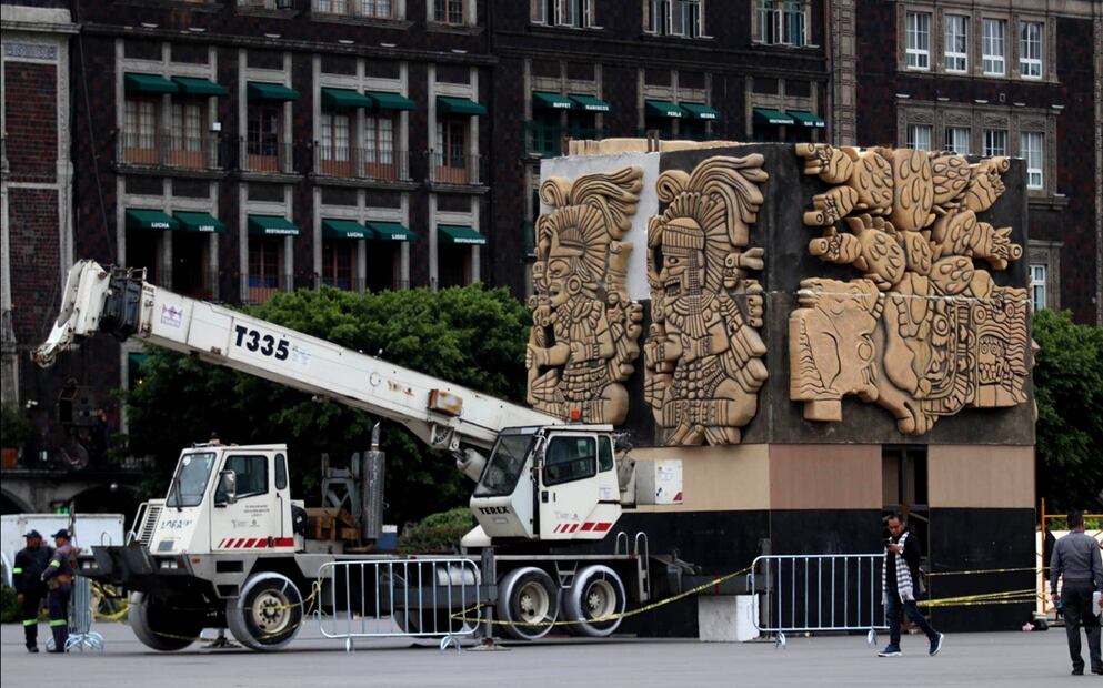 Una grúa instala la escultura monumental de Tlaltecuhtli, diosa de la Tierra, en el Zócalo capitalino. Foto: Cuartoscuro.com