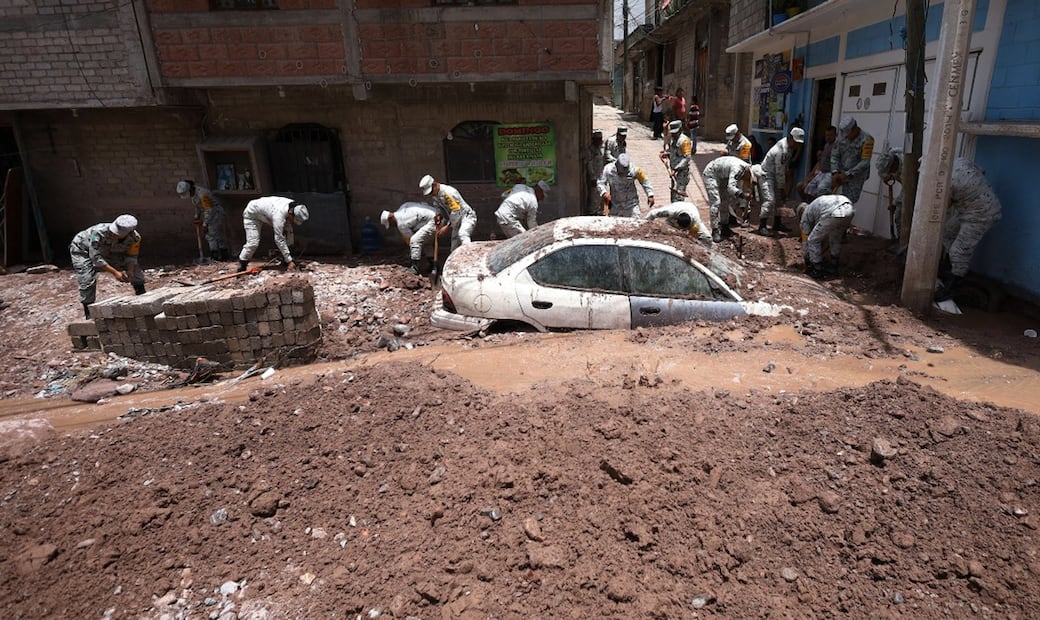 Lluvias torrenciales que se registraron la tarde del jueves en Chilpancingo dejaron calles y centros comerciales inundados, carros arrastrados y sepultados por el lodo que generaron las inundaciones en la capital de Guerrero, el viernes 27 de junio de 2025. Foto: Salvador Cisneros Silva/EL UNIVERSAL