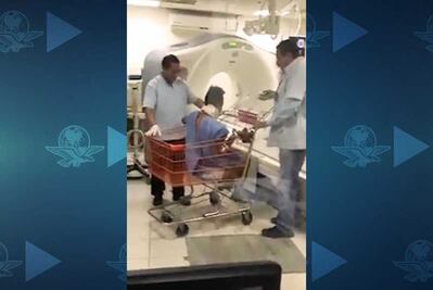 Trasladan a paciente en carrito de súper