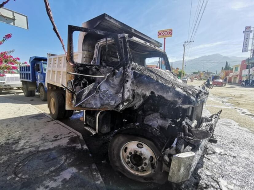 Enfrentamiento entre transportistas deja dos heridos y camiones incendiados en Oaxaca