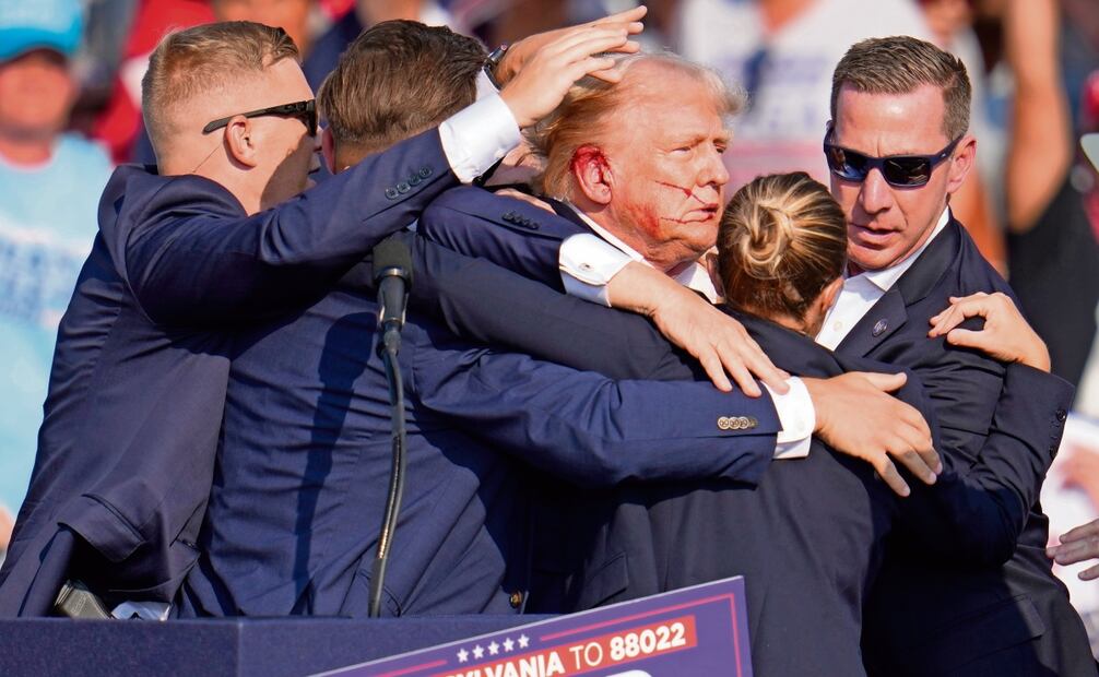 Agentes del Servicio Secreto sacan al expresidente de Estados Unidos tras ser herido en el oído por una bala disparada por un tirador, en Butler, Pennsylvania. Foto: Gene J. Puskar | AP