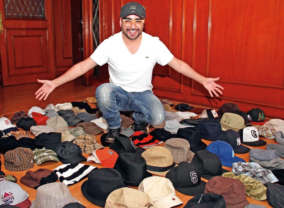 Al quedar calvo muy joven, Sandoval comenzó a comprar gorros y sombreros. “No soy mucho de marcas, sino de lo que te acomode”, cuenta (AGUSTÍN SALINAS. EL UNIVERSAL)