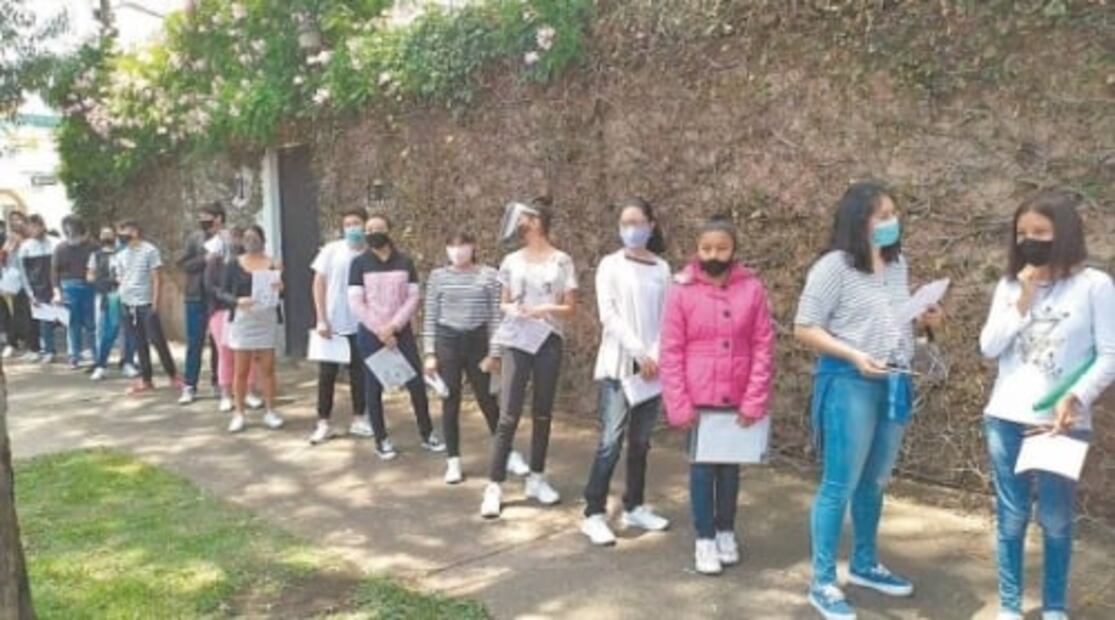 Abarrotan examen de Comipems pese a pandemia