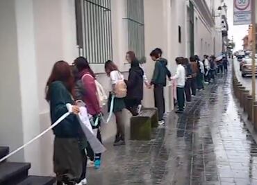 Protestan por cese de director en Xalapa; estudiantes bloquean acceso a Palacio de Gobierno