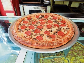 Detienen a empleado de pizzería en EU; ponía veneno para ratas en el queso