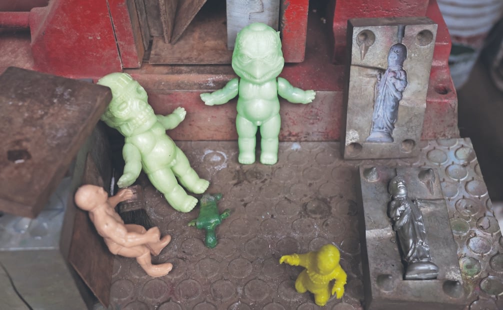 
Megtoys utiliza diseños en los que mezcla elementos raros como un buda con cabeza de luchador o un bebé con cara de ave. Foto: Carlos Mejía/ EL UNIVERSAL