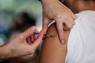 Vacunados con las dos dosis de Sputnik V no transmiten el Covid-19, investigador ruso