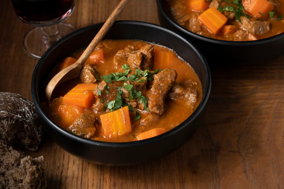 Elegir la mejor carne para el mole de olla garantiza un caldo con sabor intenso y buena textura. Foto: Freepik
