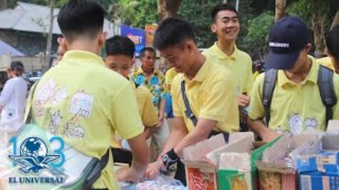 Niños atrapados en cueva de Tailandia agradecen con ritual a un año de su rescate
