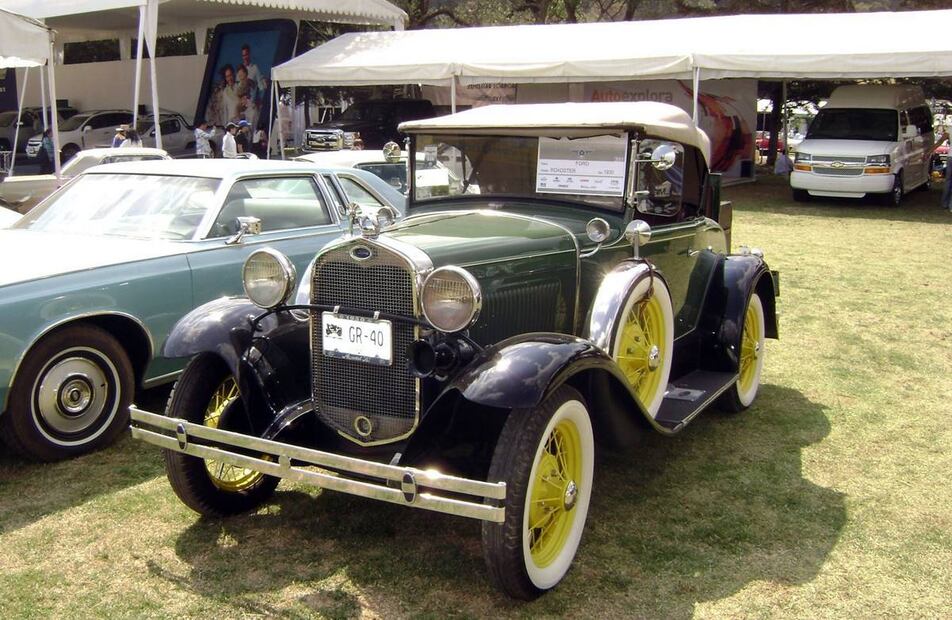 El naciente automovilismo que se nutrió en las páginas de EL UNIVERSAL ILUSTRADO seguiría encontrando diseños como este Ford convertible de 1930, que parafraseando a Salvador Novo, eran como un pequeño palacio sobre ruedas. ESPECIAL.