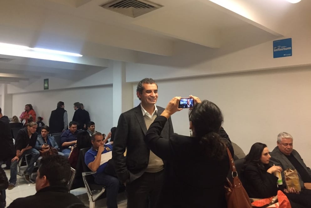 El presidente nacional del PRI, Enrique Ochoa Reza, convivió con pasajeros en el Aeropuerto Internacional de la Ciudad de México.