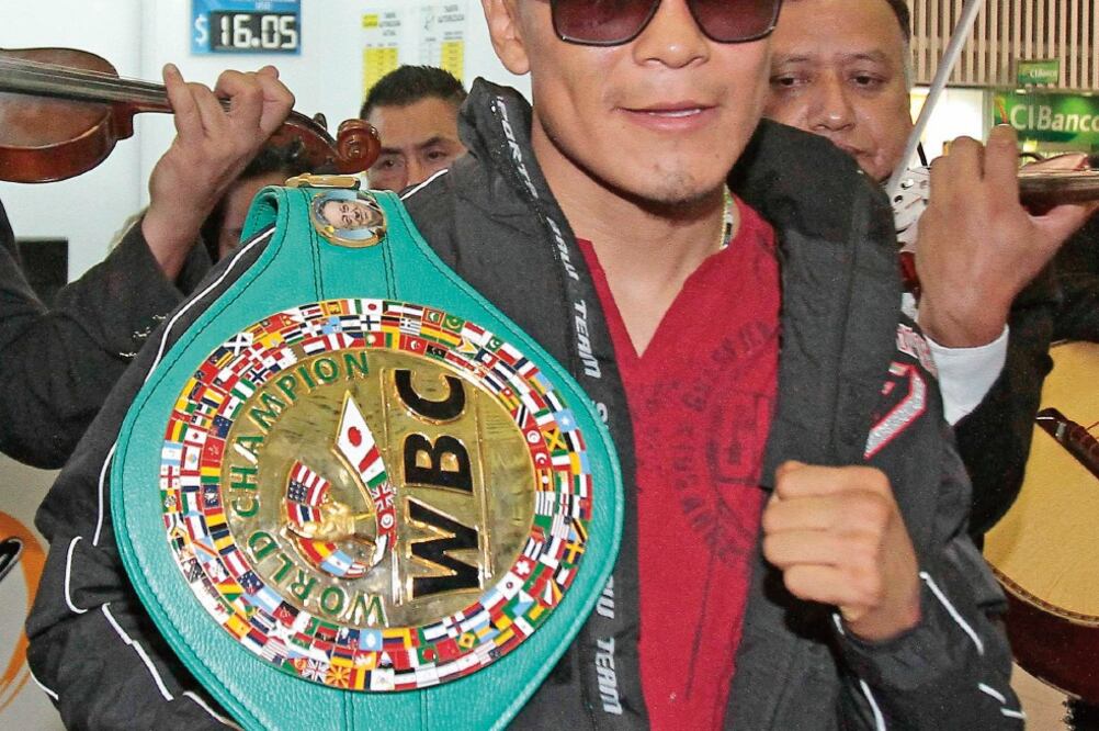 Francisco Vargas regresó con el fajín superpluma del CMB (YADIN XOLALPA. EL UNIVERSAL)