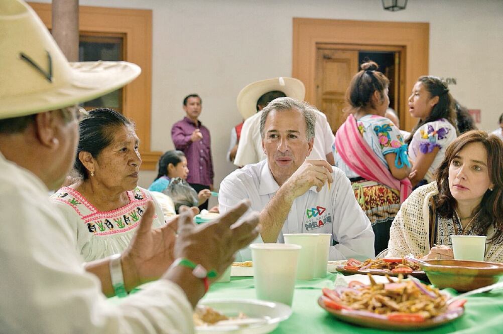 José Antonio Meade Kuribreña, candidato presidencial de la coalición Todos por México, comió con simpatizantes michoacanos durante su gira proselitista por esta entidad. Lo acompaña su esposa Juana Cuevas. Foto: ESPECIAL