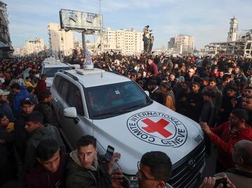 Multitud, caos y hombres armados: así fue la entrega de rehenes israelíes en Gaza