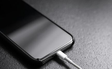 Por qué deberías quitarle la funda a tu celular al cargarlo