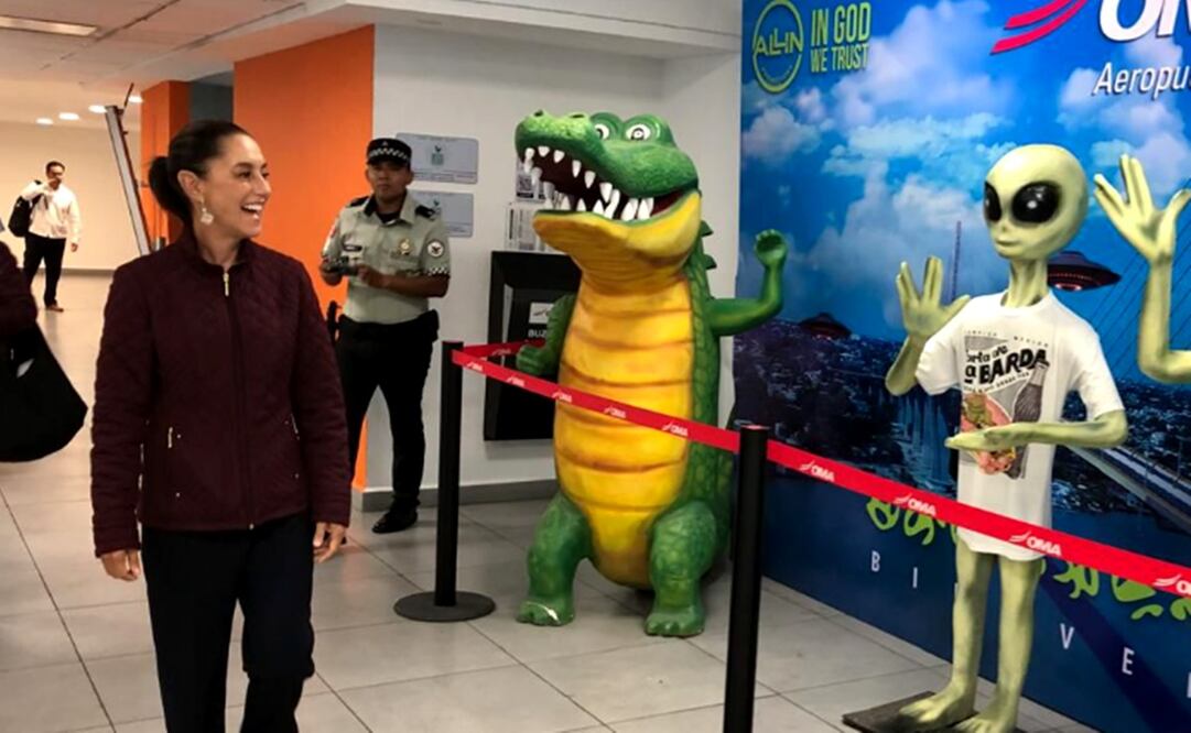 La abanderada presidencial de Morena, Claudia Sheinbaum, a su llegada al aeropuerto fue recibida por dos aliens, que tenían una playera de bienvenida. Foto: Diego Simón Sánchez/EL UNIVERSAL